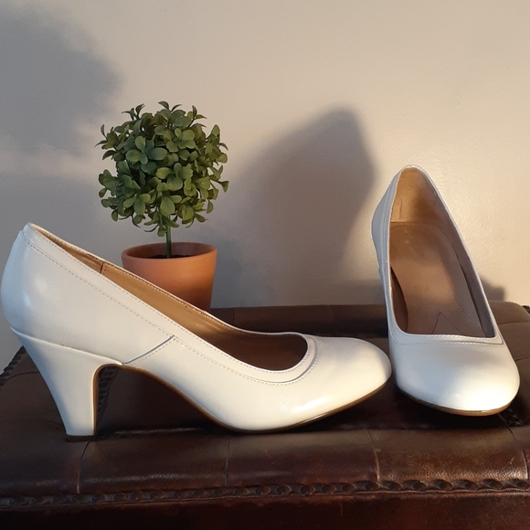 naturalizer white pumps